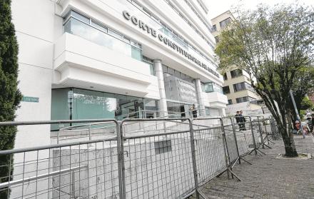 Cerco. La Policía ha instalado vallas metálicas en los exteriores de la Corte Constitucional, en Quito.