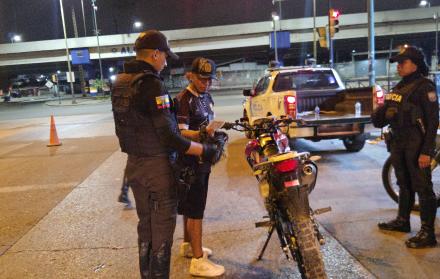 En la cuarta jornada del toque de queda se redujo el número de detenidos.