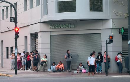 personas haciendo fila en una jornada de empleo, en Buenos Aires