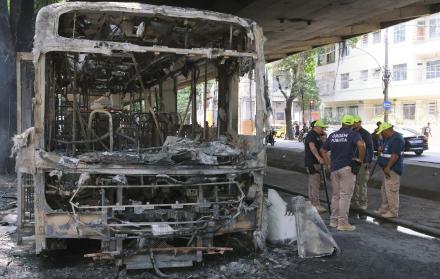 autobús incendiado en Río de Janeiro