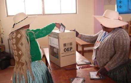 mujeres votando en la comunidad de Laja (Bolivia).