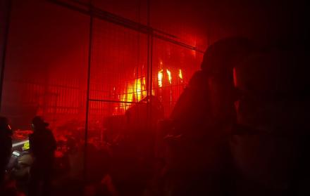 Incendio en recicladora de la vía Durán-Tambo