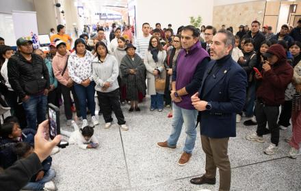 El viceministro de Movilidad Humana, Saúl Pacurucu, junto con el ministro de Trabajo, Harold Burbano, despidió al segundo grupo de compatriotas que se desplazan hacia Almería e Islas Baleares para labores agrícolas.