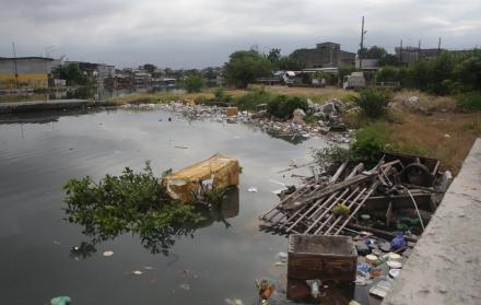 basura en el estero Salado