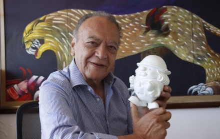 Édgar Cevallos, de 77 años, junto a don Evaristo, la figura de Ernesto Albán, que recreó en la alcaldía de Rodrigo Paz.
