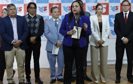 Gabriela Rivadeneira, presidenta de la Revolución Ciudadana, junto a varias de sus figuras.