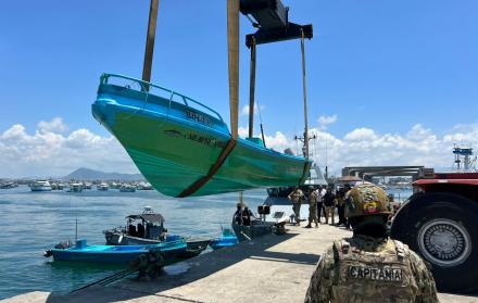 Fuerzas Armadas incauta tres narcolanchas cerca de Manta