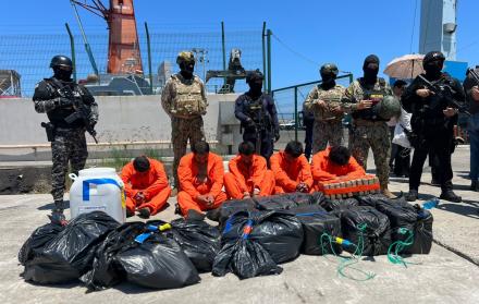 Operativo en alta mar permitió decomisar droga y detener a cinco ecuatorianos.