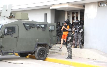 El alcalde de Guayaquil, Aquiles Álvarez, cuando salía de la dilgencia en el cantón La Libertad