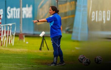 Ecuador exporta talento: Vanessa Arauz triunfa como DT en la selección de Chile
