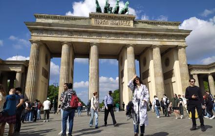 Personas caminan frente a la Puerta de Brandeburgo.
