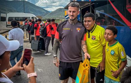 Dario Benedetto jugador de Barcelona SC y los hinchas amarillos.