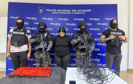 Una mujer fue aprehendida en flagrancia por la Policía Nacional en el norte de Guayaquil mientras transportaba material explosivo en un bolso