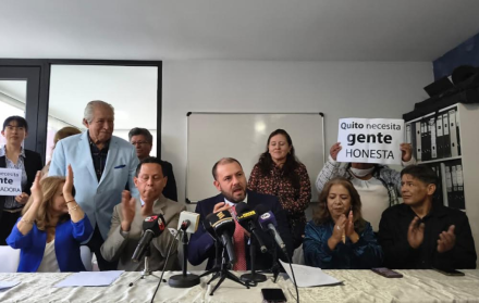 Juan Esteban Guarderas presentó su precandidatura junto a un grupo de ciudadanos.