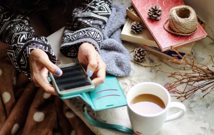 Nina revisando celular