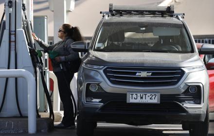 Una persona abastece de combustible un vehículo