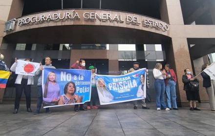 Priscila Schettini y militantes de la RC realizaron un plantón en los exteriores de la Procuraduría, en el norte de Quito.