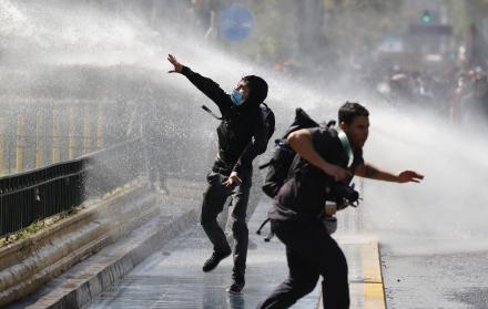 Manifestantes e integrantes de la Policía en Chile
