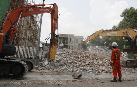 rescatista retirando los escombros