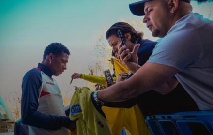 Gonzalo Plata jugador de Ecuador junto aficionados ecuatorianos.