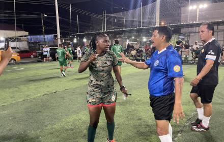 Mónica Quinteros, viral en Ecuador por su orden y estilo en cancha