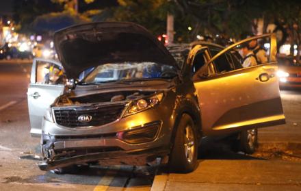 Auto involucrado en la persecución se estrelló contra un vehículo estacionado y volcó.
