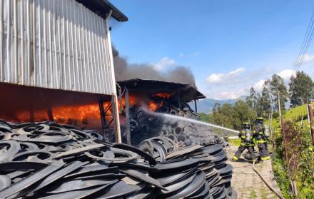 incendio en recicladora en Pifo