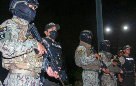 Integrantes de la Policía y el Ejercito de Ecuador custodian durante un operativo este lunes, en Guayaquil (Ecuador).