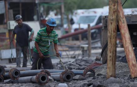 Voluntarios trabajan en el rescate de mineros Mexico
