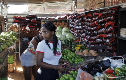 Personas compran alimentos en un mercado en Cuba