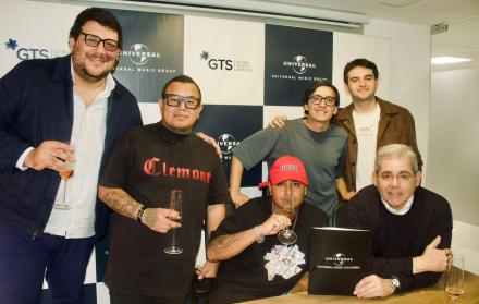 New Jerson en la firma de contrato en Universal Music Colombia.