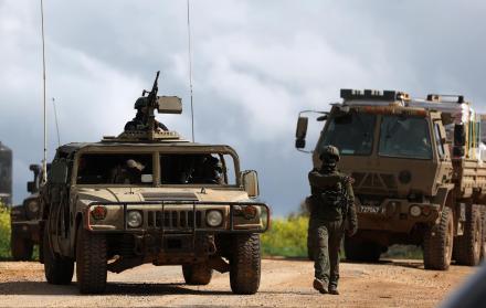 Soldados israelíes con sus vehículos militares