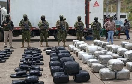 El Ejército ecuatoriano decomisó 530 kilos de marihuana que eran transportados en un vehículo que circulaba por una carretera de la provincia de Carchi