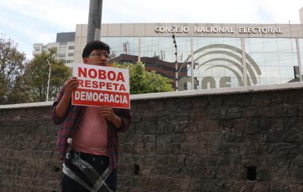 Militantes de Unidad Popular se ataron en los postes.