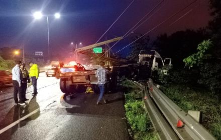 poste chocó contra poste en vía a la costa