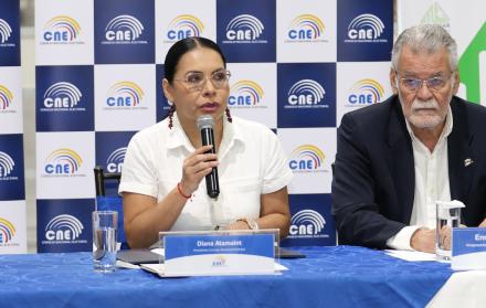La presidenta del CNE, Diana Atamaint, y el vicepresidente del organismo, Enrique Pita, han sido cuestionados por la decisión de cambiar la fecha de las elecciones seccionales.