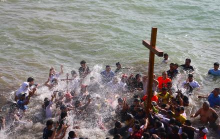 Entre plegarias y cánticos los pescadores de Ballenita bañaron la cruz