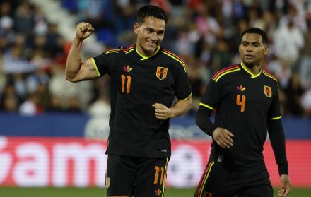 Jairo Vélez responde con goles en Perú, un doblete ante Honduras.