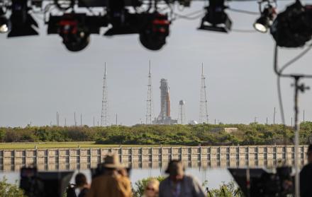 Medios de comunicación aguardan cerca de la zona de lanzamiento NASA