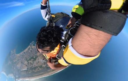 El periodista Schuberth Suing llevó su amor al Barcelona SC al límite al lanzarse en paracaídas tras la clasificación de Barcelona SC.