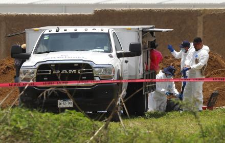 Peritos forenses trabajan en la excavación  México