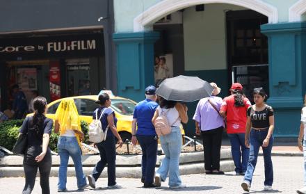 uso de sombrillas por intenso sol en Guayaquil