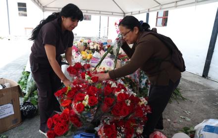 En los pasillos del convento de San Francisco, el movimiento nunca cesa. Cajas que van y vienen, telas que se doblan con cuidado, manos que limpian, ajustan y ordenan.  A pocas horas de la Procesión de Jesús del Gran Poder, el corazón de esta tradición la