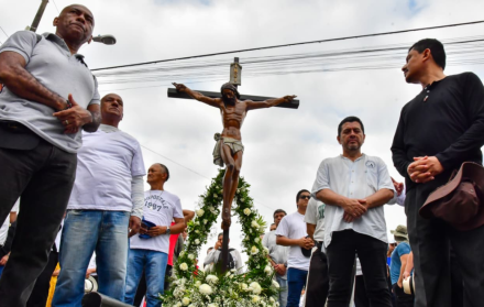 Feligreses participan en la procesión del norte de Guayaquil este Viernes Santo.