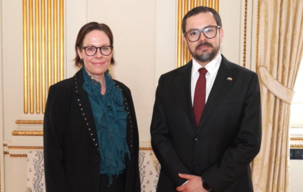 Inty Grønneberg, embajador de Ecuador en Suecia, con Maria Malmer Stenergard, ministra de Asuntos Exteriores de Suecia .