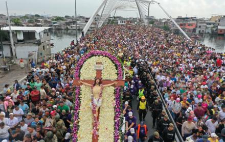 Multitud participa en una de las procesiones más grandes de Guayaquil.