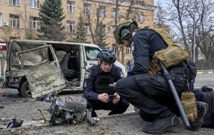 Expertos ucranianos trabajan en el lugar de un ataque