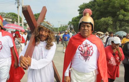 Luis Prudente Rodríguez carga la cruz en la procesión de Santa Elena, como una muestra de fe.