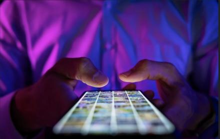 Redes como Facebook en 2004, YouTube en 2005, Instagram en 2010 y TikTok en 2018 redefinieron la manera de informarse y entretenerse.