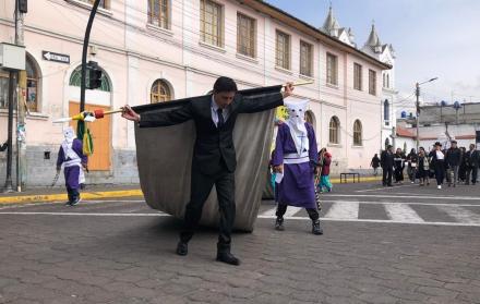El arrastre de banderas se realiza desde la casa del prioste hasta llegar a la iglesia matriz del cantón